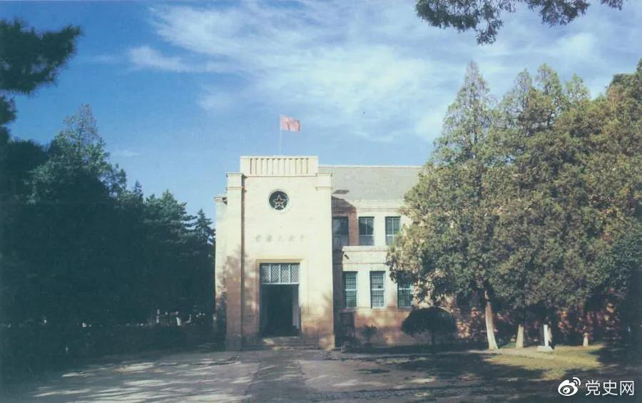 楊家?guī)X革命舊址，位于延安城西北約3公里，是中共中央1938年11月至1947年3月的所在地。